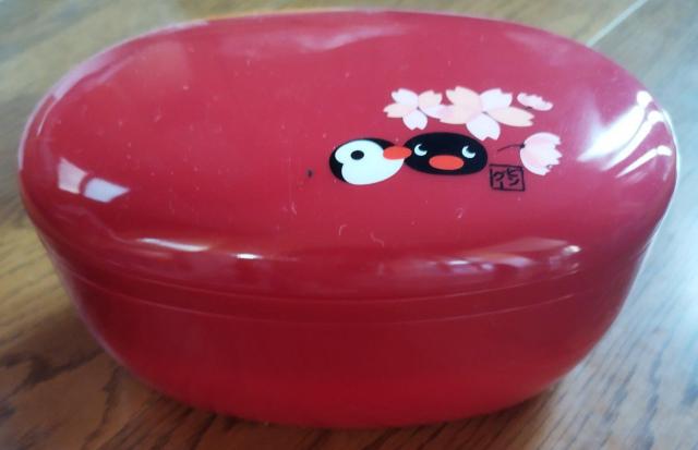 ピングー 和風柄 お弁当箱 箸 箸袋付き 中蓋付き 仕切り上蓋付き 400ml < インテリア/ライフ  ピングー 和風柄 お弁当箱 箸 箸袋付き 中蓋付き 仕切り上蓋付き 400ml < インテリア/ライフの