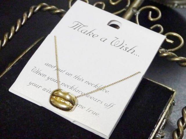 新品 make a wish  唇リップネックレス  金色 < 女性アクセサリー/時計  新品 make a wish  唇リップネックレス  金色  < 女性アクセサリー/時計の