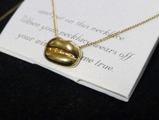 新品 make a wish  唇リップネックレス  金色 < 女性アクセサリー/時計  新品 make a wish  唇リップネックレス  金色 < 女性アクセサリー/時計の