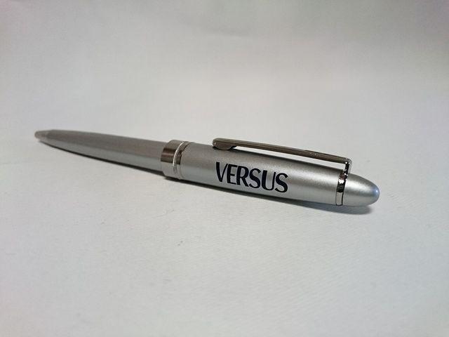 正規新古 限定 VERSUS VERSACE ヴェルサーチ ヴェルサス ロゴ文字 ボールペン サインペン 筆記○男女兼用 < インテリア/ライフ  正規新古 限定 VERSUS VERSACE ヴェルサーチ ヴェルサス ロゴ文字 ボールペン サインペン 筆記○男女兼用  < インテリア/ライフの