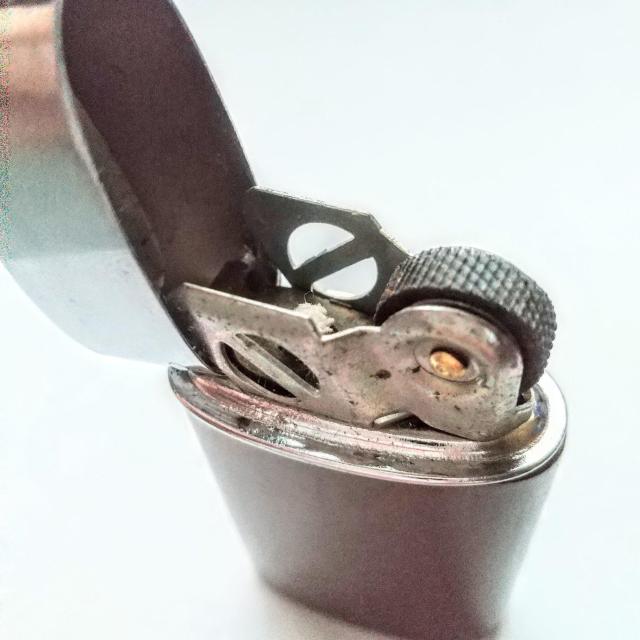 昭和レトロ オイルライター 茶色 新品・未使用 錆び付き < 男性ファッション  昭和レトロ オイルライター 茶色 新品・未使用 錆び付き < 男性ファッションの