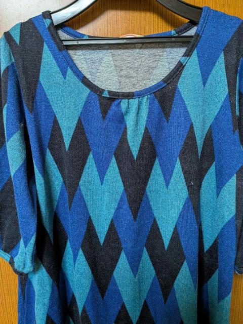 H パッと目が覚めるような模様のチュニック。サイズМ < 女性ファッション  H パッと目が覚めるような模様のチュニック。サイズМ < 女性ファッションの