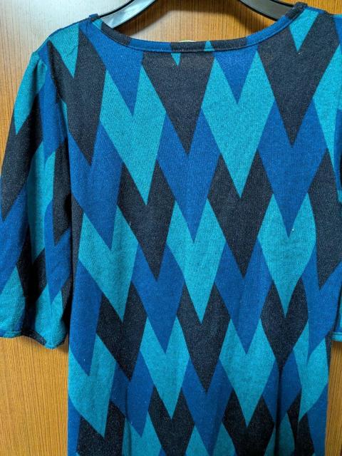 H パッと目が覚めるような模様のチュニック。サイズМ < 女性ファッション  H パッと目が覚めるような模様のチュニック。サイズМ < 女性ファッションの