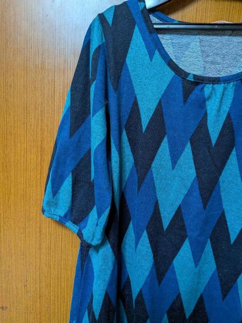 H パッと目が覚めるような模様のチュニック。サイズМ < 女性ファッション  H パッと目が覚めるような模様のチュニック。サイズМ < 女性ファッションの