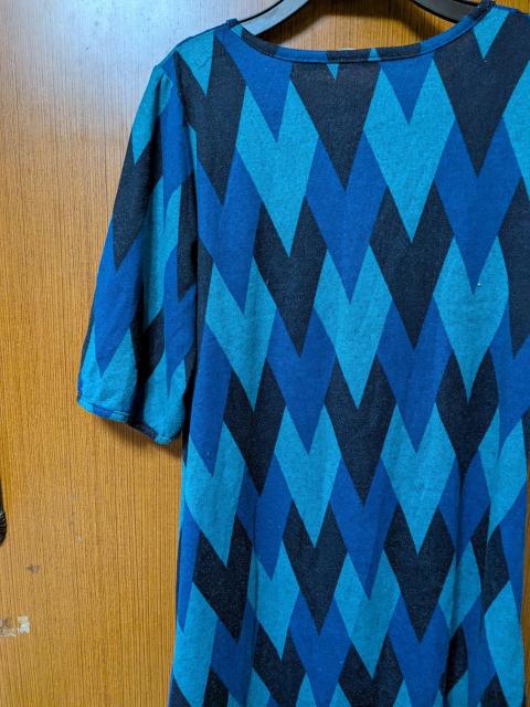 H パッと目が覚めるような模様のチュニック。サイズМ < 女性ファッション  H パッと目が覚めるような模様のチュニック。サイズМ < 女性ファッションの