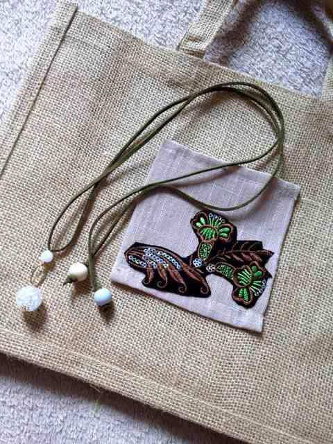 ハンドメイド◆ネックレス チョーカー付◆麻 ジュート トートバッグ◆ベージュ < 女性ファッション  ハンドメイド◆ネックレス チョーカー付◆麻 ジュート トートバッグ◆ベージュ < 女性ファッションの