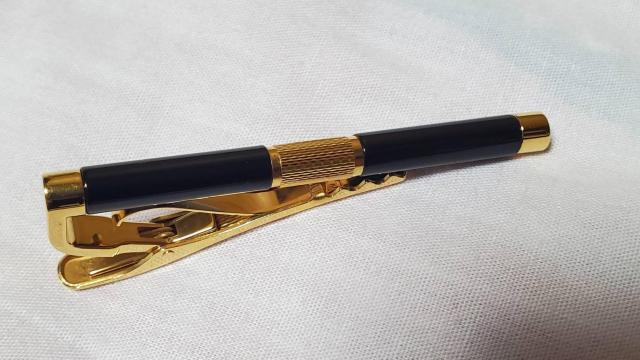 正規 美品 ダンヒル dエンブレムロゴ プリズムメッシュ ネクタイピン 黒×金 ラウンド円形タイバー タイクリップ < ブランド  正規 美品 ダンヒル dエンブレムロゴ プリズムメッシュ ネクタイピン 黒×金 ラウンド円形タイバー タイクリップ  < ブランドの