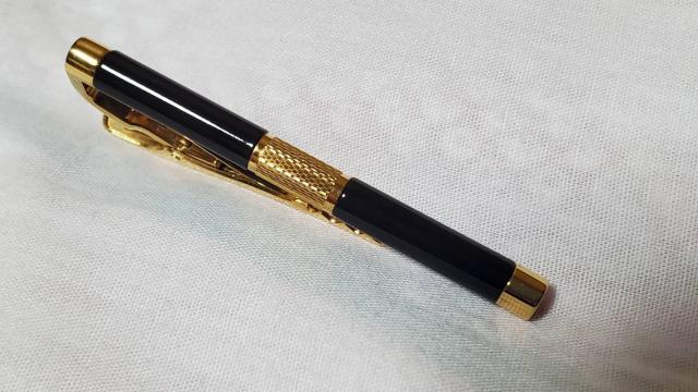 正規 美品 ダンヒル dエンブレムロゴ プリズムメッシュ ネクタイピン 黒×金 ラウンド円形タイバー タイクリップ < ブランド  正規 美品 ダンヒル dエンブレムロゴ プリズムメッシュ ネクタイピン 黒×金 ラウンド円形タイバー タイクリップ < ブランドの