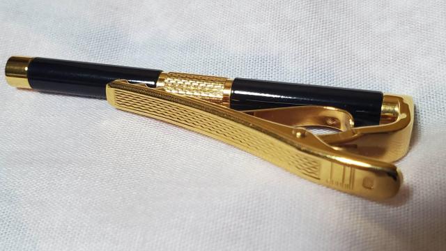 正規 美品 ダンヒル dエンブレムロゴ プリズムメッシュ ネクタイピン 黒×金 ラウンド円形タイバー タイクリップ < ブランド  正規 美品 ダンヒル dエンブレムロゴ プリズムメッシュ ネクタイピン 黒×金 ラウンド円形タイバー タイクリップ < ブランドの