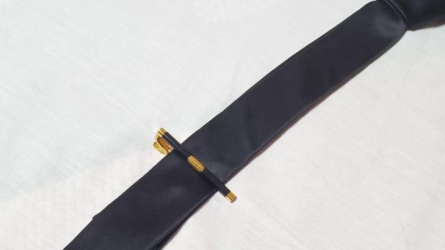 正規 美品 ダンヒル dエンブレムロゴ プリズムメッシュ ネクタイピン 黒×金 ラウンド円形タイバー タイクリップ < ブランド  正規 美品 ダンヒル dエンブレムロゴ プリズムメッシュ ネクタイピン 黒×金 ラウンド円形タイバー タイクリップ < ブランドの