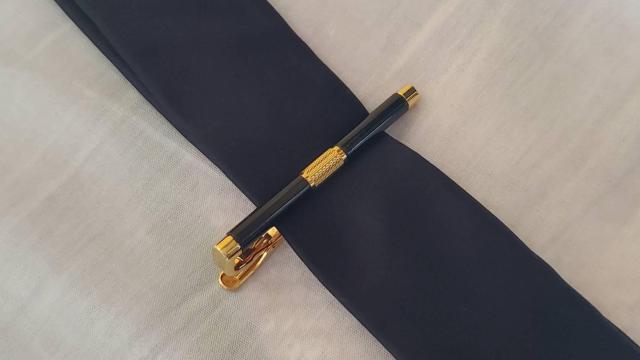 正規 美品 ダンヒル dエンブレムロゴ プリズムメッシュ ネクタイピン 黒×金 ラウンド円形タイバー タイクリップ < ブランド  正規 美品 ダンヒル dエンブレムロゴ プリズムメッシュ ネクタイピン 黒×金 ラウンド円形タイバー タイクリップ < ブランドの