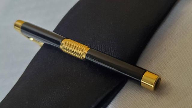 正規 美品 ダンヒル dエンブレムロゴ プリズムメッシュ ネクタイピン 黒×金 ラウンド円形タイバー タイクリップ < ブランド  正規 美品 ダンヒル dエンブレムロゴ プリズムメッシュ ネクタイピン 黒×金 ラウンド円形タイバー タイクリップ < ブランドの