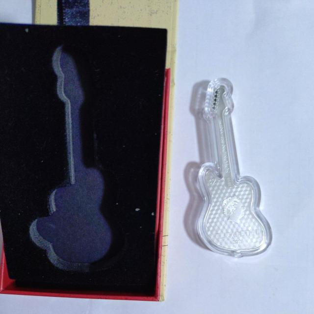 ソロモン諸島 2024年 フェンダー*ジャガー純銀貨 ギター型 展示ケース付き < ホビー ソロモン諸島 2024年 フェンダー*ジャガー純銀貨 ギター型 展示ケース付き < ホビーの