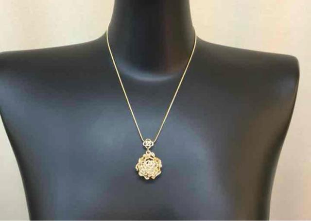CZ入り花型プレートネックレス < 女性アクセサリー/時計  CZ入り花型プレートネックレス < 女性アクセサリー/時計の