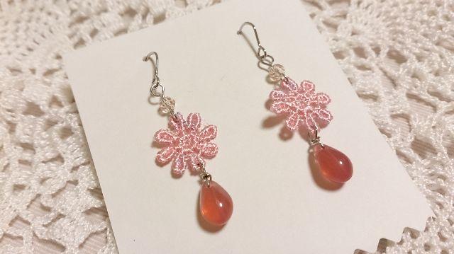 雫ビーズとピンクお花モチーフのピアス*ハンドメイド < 女性アクセサリー/時計 雫ビーズとピンクお花モチーフのピアス*ハンドメイド < 女性アクセサリー/時計の