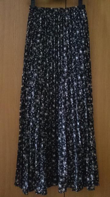 ロングプリーツスカート☆小花柄★ブラック系☆美品★ < 女性ファッション ロングプリーツスカート☆小花柄★ブラック系☆美品★ < 女性ファッションの