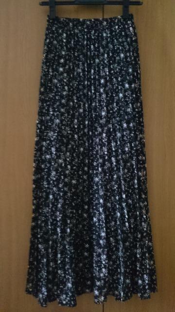 ロングプリーツスカート☆小花柄★ブラック系☆美品★ < 女性ファッション ロングプリーツスカート☆小花柄★ブラック系☆美品★ < 女性ファッションの