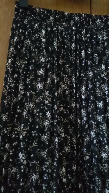 ロングプリーツスカート☆小花柄★ブラック系☆美品★ < 女性ファッション ロングプリーツスカート☆小花柄★ブラック系☆美品★ < 女性ファッションの