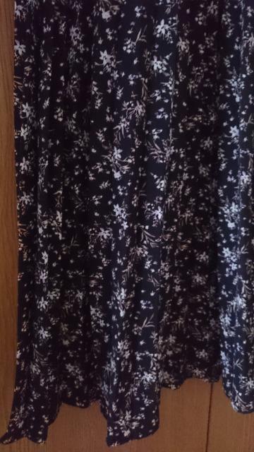 ロングプリーツスカート☆小花柄★ブラック系☆美品★ < 女性ファッション ロングプリーツスカート☆小花柄★ブラック系☆美品★ < 女性ファッションの