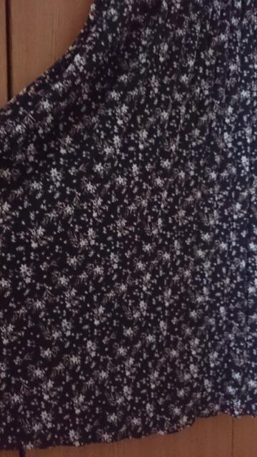 ロングプリーツスカート☆小花柄★ブラック系☆美品★ < 女性ファッション ロングプリーツスカート☆小花柄★ブラック系☆美品★ < 女性ファッションの