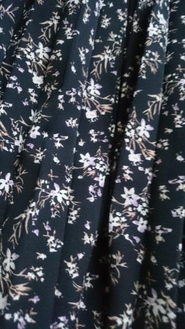 ロングプリーツスカート☆小花柄★ブラック系☆美品★ < 女性ファッション ロングプリーツスカート☆小花柄★ブラック系☆美品★ < 女性ファッションの