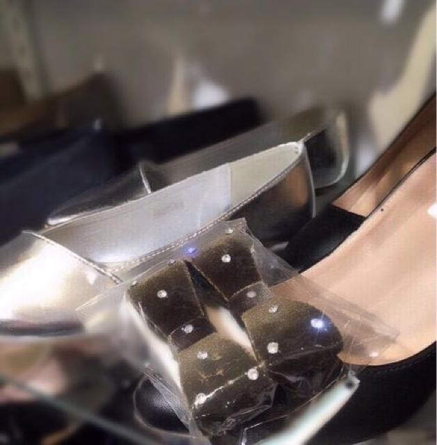 定価1,296円【新品】ビジュー×リボン シューズクリップ●カーキ < 女性ファッション  定価1,296円【新品】ビジュー×リボン シューズクリップ●カーキ < 女性ファッションの