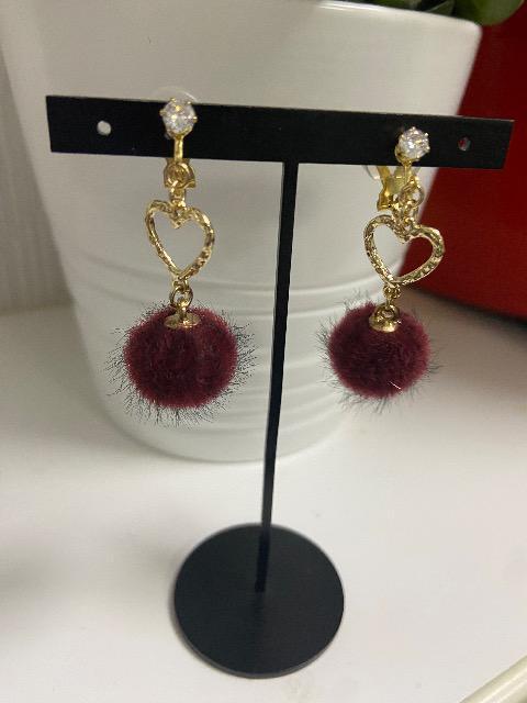 ハンドメイド フェイクファーボールのチャームを使用したイヤリング ハート ワイン < 女性ファッション  ハンドメイド フェイクファーボールのチャームを使用したイヤリング ハート ワイン  < 女性ファッションの