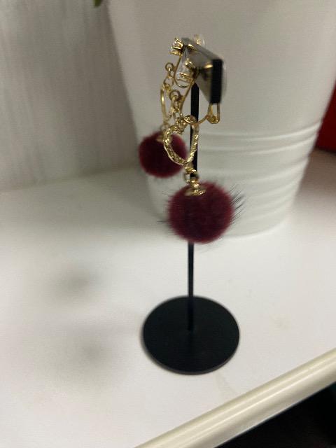 ハンドメイド フェイクファーボールのチャームを使用したイヤリング ハート ワイン < 女性ファッション  ハンドメイド フェイクファーボールのチャームを使用したイヤリング ハート ワイン < 女性ファッションの