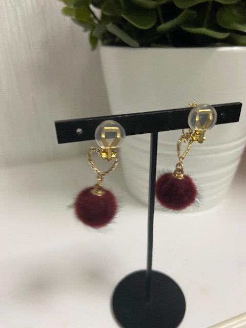 ハンドメイド フェイクファーボールのチャームを使用したイヤリング ハート ワイン < 女性ファッション  ハンドメイド フェイクファーボールのチャームを使用したイヤリング ハート ワイン < 女性ファッションの