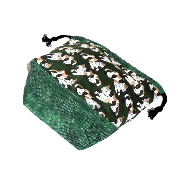 【底マチ幅が広い巾着】◆日本猫◆三毛猫×深緑地◆裏地あり巾着 < 女性ファッション 【底マチ幅が広い巾着】◆日本猫◆三毛猫×深緑地◆裏地あり巾着 < 女性ファッションの