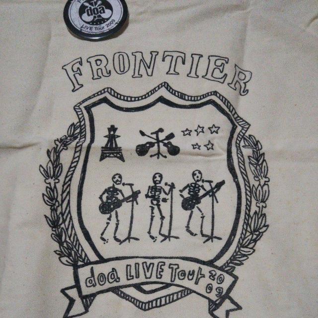 未使用トートバッグ ライブグッズ doa 缶バッジ付き エコバッグ 送料無料即決 < 女性ファッション  未使用トートバッグ ライブグッズ doa 缶バッジ付き エコバッグ 送料無料即決 < 女性ファッションの