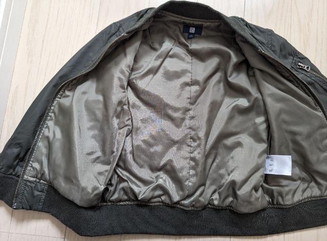 110★ユニクロ★中綿いりMA-1ジャケット★カーキ★送料無料 < キッズ/ベビー  110★ユニクロ★中綿いりMA-1ジャケット★カーキ★送料無料 < キッズ/ベビーの