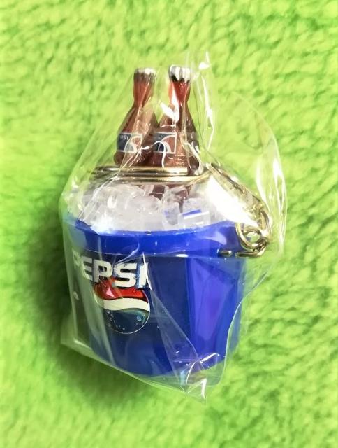 ミニチュア★ペプシコーラ2本★クーラーボトル★キーホルダー★ < 女性ファッション  ミニチュア★ペプシコーラ2本★クーラーボトル★キーホルダー★ < 女性ファッションの