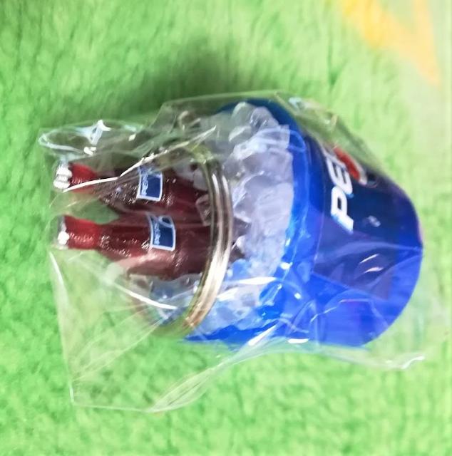 ミニチュア★ペプシコーラ2本★クーラーボトル★キーホルダー★ < 女性ファッション  ミニチュア★ペプシコーラ2本★クーラーボトル★キーホルダー★ < 女性ファッションの