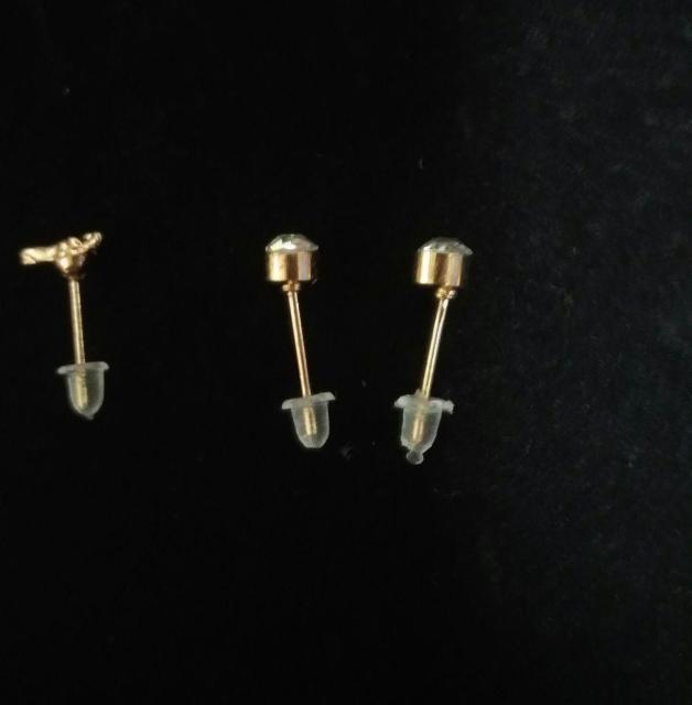 未使用 ピアス2点セット 小さめ クリアストーン 羽 ゴールドピアス < 女性アクセサリー/時計 未使用 ピアス2点セット 小さめ クリアストーン 羽 ゴールドピアス < 女性アクセサリー/時計の