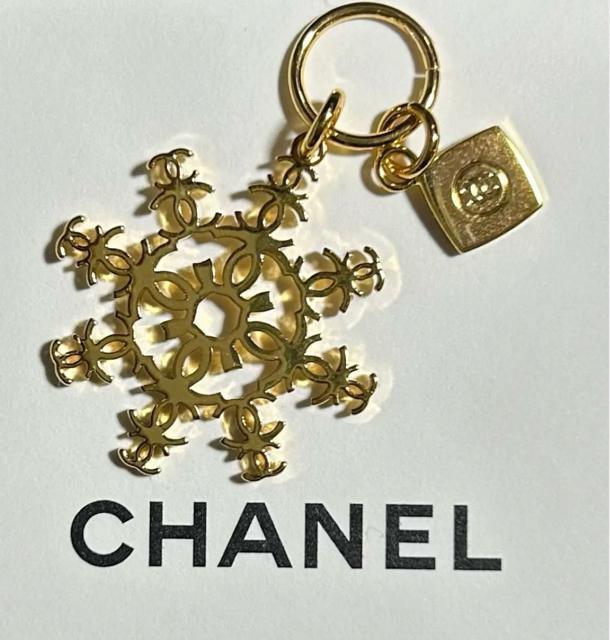 CHANEL 2024限定 雪型チャームアクセサリーシャネルノベルティ < 女性ファッション CHANEL 2024限定 雪型チャームアクセサリーシャネルノベルティ < 女性ファッションの