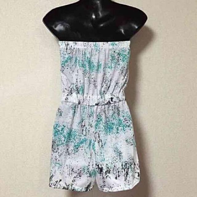 【新品】爽やか☆スプレー柄胸元フリルベアロンパース < 女性ファッション  【新品】爽やか☆スプレー柄胸元フリルベアロンパース < 女性ファッションの