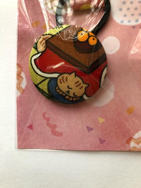 ハンドメイド ヘアゴム 特大くるみボタン かわいいねこちゃん バッグチャーム プレゼント < 女性ファッション  ハンドメイド ヘアゴム 特大くるみボタン かわいいねこちゃん バッグチャーム プレゼント < 女性ファッションの