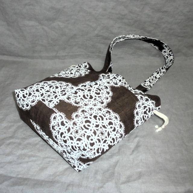 ◆白ドイリーレース×茶地◆外ポケットA持ち手付き巾着バッグ◆ < 女性ファッション  ◆白ドイリーレース×茶地◆外ポケットA持ち手付き巾着バッグ◆ < 女性ファッションの