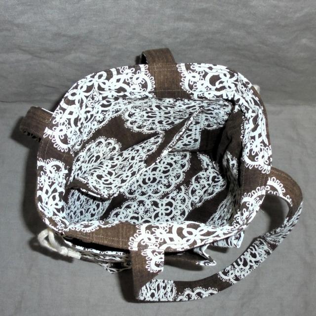 ◆白ドイリーレース×茶地◆外ポケットA持ち手付き巾着バッグ◆ < 女性ファッション  ◆白ドイリーレース×茶地◆外ポケットA持ち手付き巾着バッグ◆ < 女性ファッションの