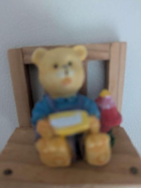 木製ミニチュア椅子に座った可愛いテディベアの置物 インテリアフィギュア < おもちゃ 木製ミニチュア椅子に座った可愛いテディベアの置物 インテリアフィギュア < おもちゃの