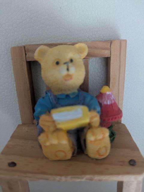 木製ミニチュア椅子に座った可愛いテディベアの置物 インテリアフィギュア < おもちゃ 木製ミニチュア椅子に座った可愛いテディベアの置物 インテリアフィギュア < おもちゃの