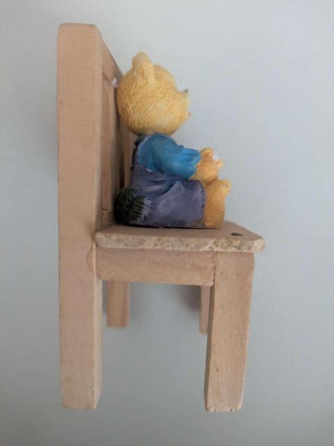 木製ミニチュア椅子に座った可愛いテディベアの置物 インテリアフィギュア < おもちゃ 木製ミニチュア椅子に座った可愛いテディベアの置物 インテリアフィギュア < おもちゃの