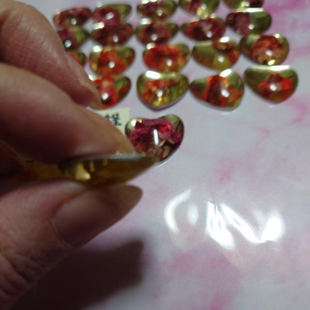 フラワー入りハートパーツ画像のまま3種22個厚みあり < 香水/コスメ/ネイル  フラワー入りハートパーツ画像のまま3種22個厚みあり < 香水/コスメ/ネイルの
