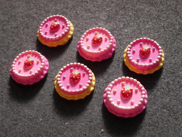 プラパーツ 手芸・アクセサリーパーツ  苺ホールケーキ パーツ 6個セット デコパーツ ミニチュアパーツ < 香水/コスメ/ネイル  プラパーツ 手芸・アクセサリーパーツ  苺ホールケーキ パーツ 6個セット デコパーツ ミニチュアパーツ < 香水/コスメ/ネイルの