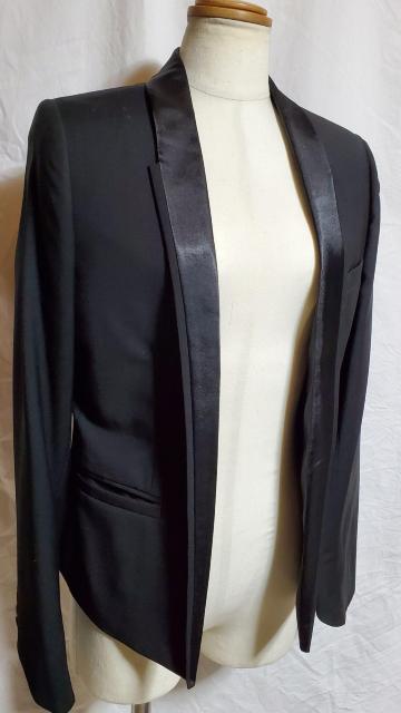 国内正規 ディオールオム スモーキングチューブジャケット 黒 40 スーツ メンズ ナローラペル スペンサーショールラペル 付属有 < ブランド  国内正規 ディオールオム スモーキングチューブジャケット 黒 40 スーツ メンズ ナローラペル スペンサーショールラペル 付属有 < ブランドの