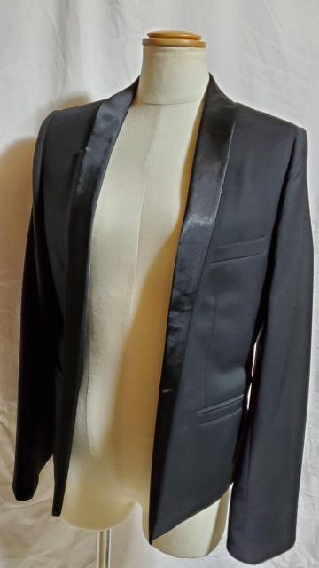 国内正規 ディオールオム スモーキングチューブジャケット 黒 40 スーツ メンズ ナローラペル スペンサーショールラペル 付属有 < ブランド  国内正規 ディオールオム スモーキングチューブジャケット 黒 40 スーツ メンズ ナローラペル スペンサーショールラペル 付属有 < ブランドの