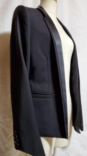 国内正規 ディオールオム スモーキングチューブジャケット 黒 40 スーツ メンズ ナローラペル スペンサーショールラペル 付属有 < ブランド  国内正規 ディオールオム スモーキングチューブジャケット 黒 40 スーツ メンズ ナローラペル スペンサーショールラペル 付属有 < ブランドの