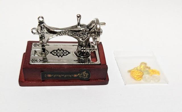 ミニチュア★ミシン★ワイン★ハサミ&糸&ボタン付き★ソーイングセットが収納できる引き出し付き★色違いあります★ドールハウスに★ < おもちゃ  ミニチュア★ミシン★ワイン★ハサミ&糸&ボタン付き★ソーイングセットが収納できる引き出し付き★色違いあります★ドールハウスに★  < おもちゃの