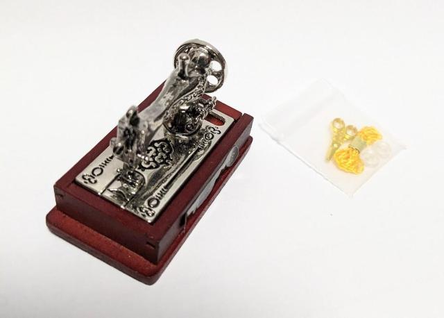 ミニチュア★ミシン★ワイン★ハサミ&糸&ボタン付き★ソーイングセットが収納できる引き出し付き★色違いあります★ドールハウスに★ < おもちゃ  ミニチュア★ミシン★ワイン★ハサミ&糸&ボタン付き★ソーイングセットが収納できる引き出し付き★色違いあります★ドールハウスに★ < おもちゃの